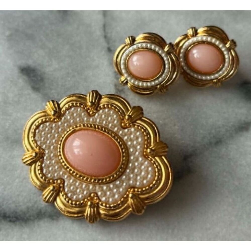 Avon Victorian Spring Gold Tone Brooch Clip On Earrings Set Gold Tone Pink Pearl